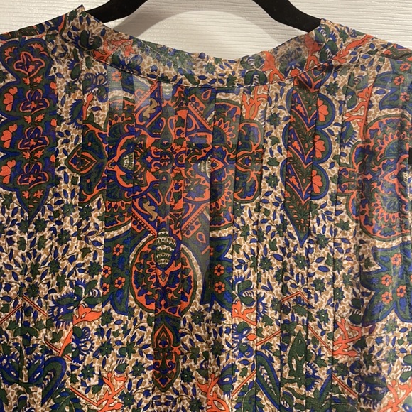 Unique print 100 % silk sleeveless top with bow detail and thin elegant pleats - Picture 7 of 9